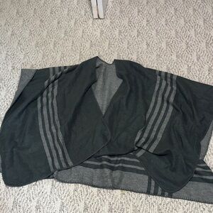 BB Dakota Black and Gray Cape